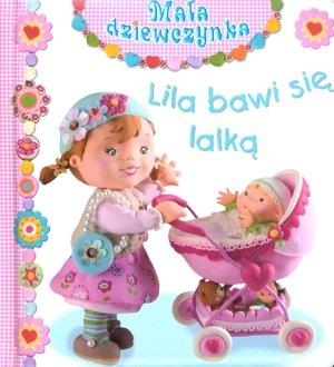 LILA BAWI SIĘ LALKĄ. MAŁA DZIEWCZYNKA